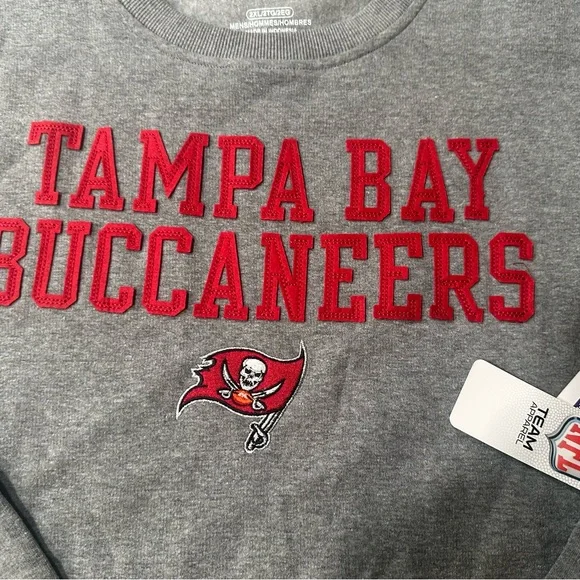 Tampa Bay Buccaneers Men’s Crewneck (2XL) Retails For $75 - Picture 2 of 10